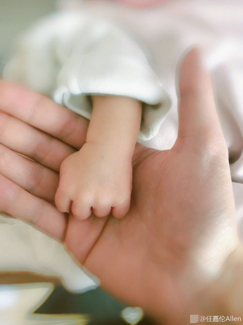 配图是宝宝的小手放在大手手心中,温馨可爱~任嘉伦语气中满满的爱意