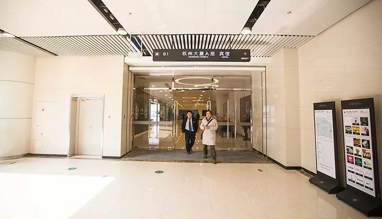 9个出入口,串联4商场1地铁站,顶上是8少女喷泉和3d灯光秀