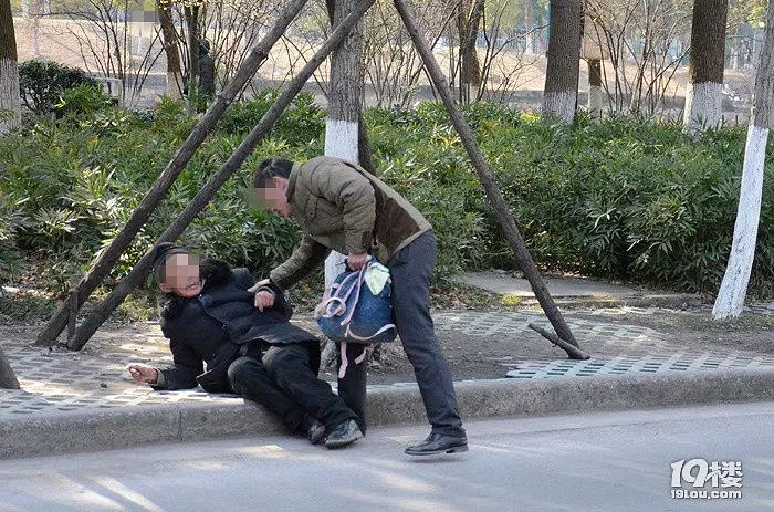 倒地后继续施暴-社会-早知道-杭州19楼