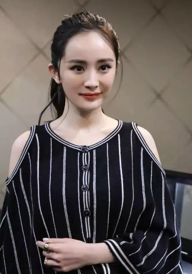 自从生完孩子,她的发际线都后退成这样了……是发型的锅吗