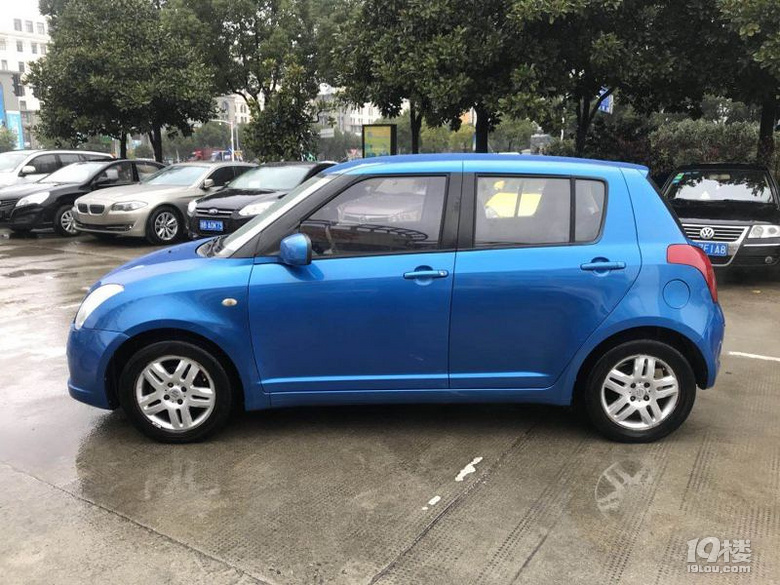 铃木雨燕1.3l 自动超值版 蓝色
