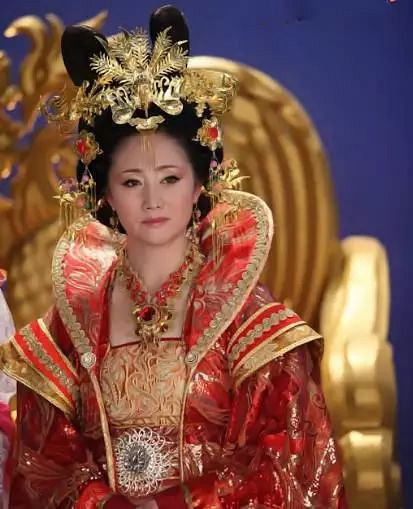 娟子还出演过黄圣依版的《天仙配后传》,在剧中饰演王母娘娘,古装扮相