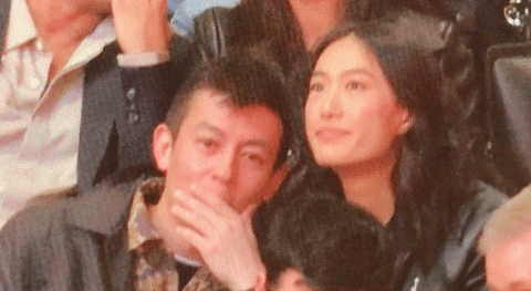 陈冠希携秦舒培看NBA球赛 夫妻二人甜蜜咬耳朵
