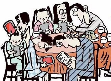 说现在过年 一家人坐下来吃饭 都在 玩手机 然后吃过饭 以前的惯例是