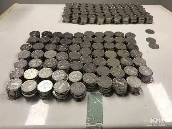 你被包围了!除夕夜男子在便利店内吓到腿软