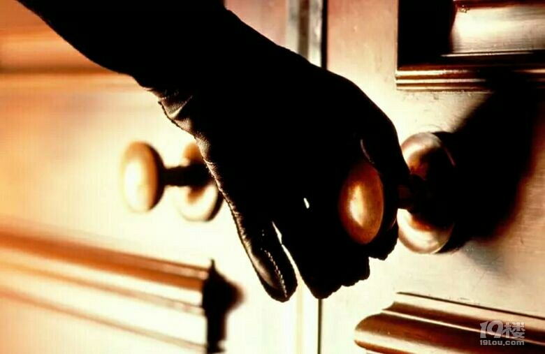 你被包围了!除夕夜男子在便利店内吓到