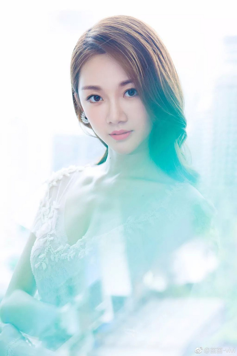 仔细看,苗苗是丹凤眼,心形脸.虽说算不上惊艳,但却是绝对的中式美人.