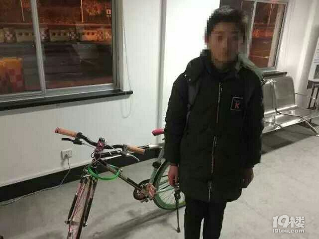 因英语考22分 少年骑车上高速称走天涯