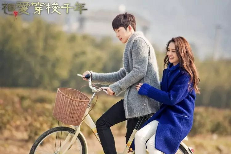 《相爱穿梭千年》中,和古代来的井柏然也是浓情蜜意,看着就让人很舒服