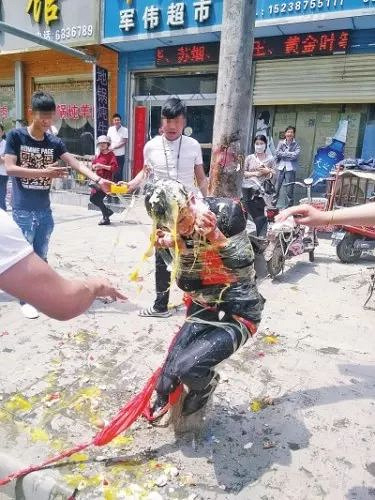 又是婚闹新娘婚礼现场遭男子突袭当场大怒猛扇其耳光