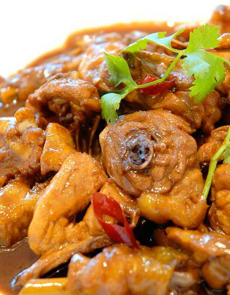 此菜肴选用当地散养的土鸡,经素油爆炒焖制,鸡肉香气扑鼻,口感有嚼