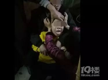 小男孩狂犬病发作学狗叫,只能绑住在家养?