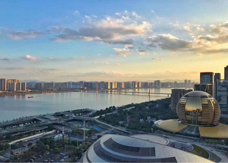 谁无暴风劲雨时,守得云开见月明