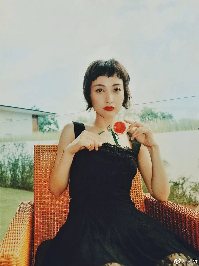 压抑了11年,吴昕终于从"土味女孩"变身为"时尚宠儿"