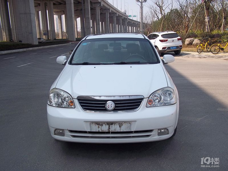 05年 别克凯越 白色