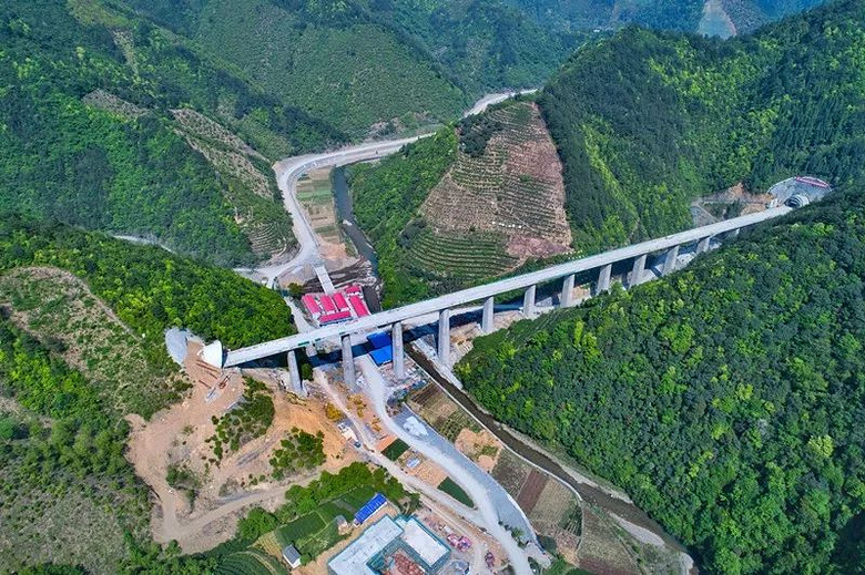 杭黄铁路今天铺轨全线贯通富阳桐庐淳安结束没有铁路的历