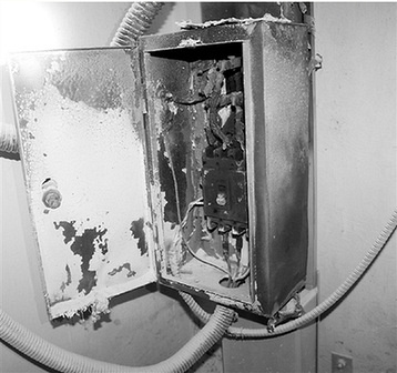 楼道电表箱起火,外壳被烧得漆黑