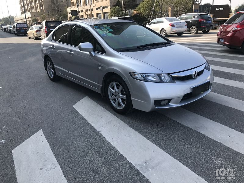 本田思域 银色