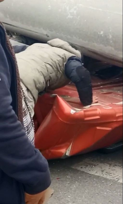 善江公路,干窑路口桩头车驾驶室被压扁,只是因为司机.