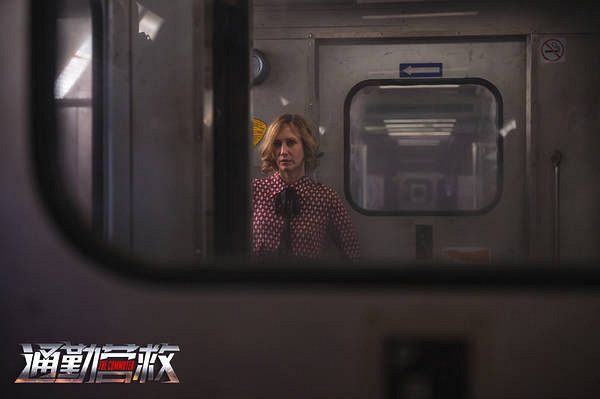 《通勤营救》迷影重重海报曝光 烧脑气质升级