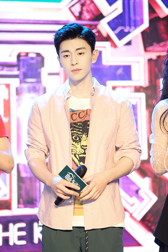 邓伦《我是大侦探》高能开挂 粉嫩系BOY撩翻