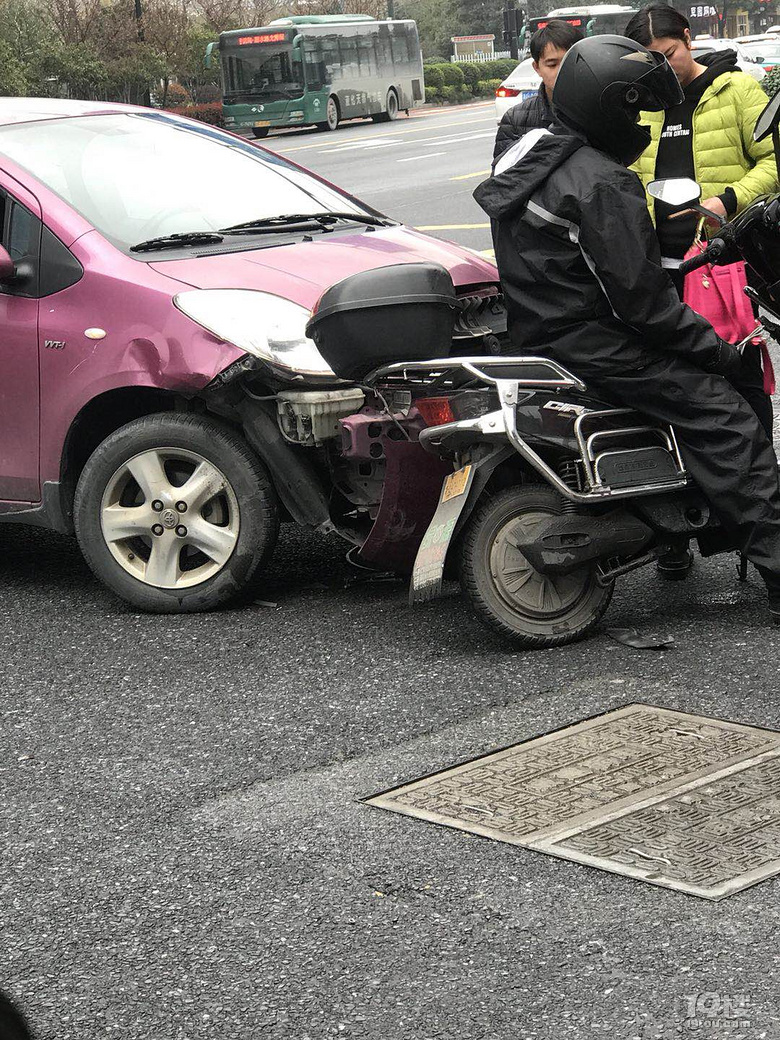 當國產電瓶車遇上日產小汽車,小鬼子看到也是尷尬了的.