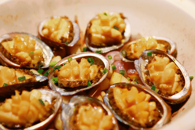 不看不知道,一看吓一跳 在这鲍鱼上市的季节 隆聚搞了一整桌鲍鱼宴