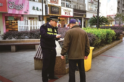 亂扔菸蒂,隨地吐痰,亂掛亂曬……這些行為要被處罰了