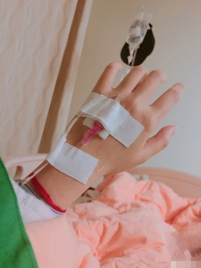 湖州19楼 娱乐开扒 帖子 ▲安以轩输液照片 安以轩与圈外男友去年结婚