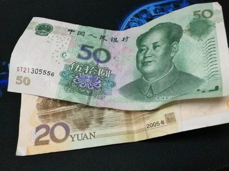 3月28日下午,于女士在人民广场附近乘坐公共交通工具时捡到了70元钱