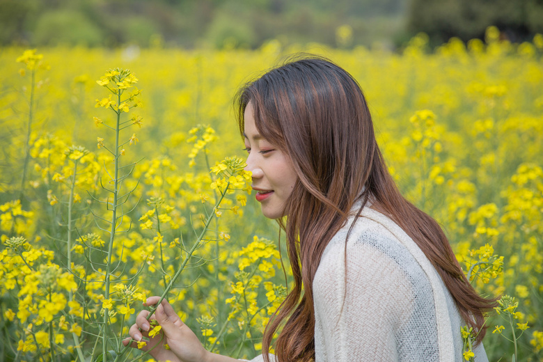 【最美油菜花美女徜徉花海】