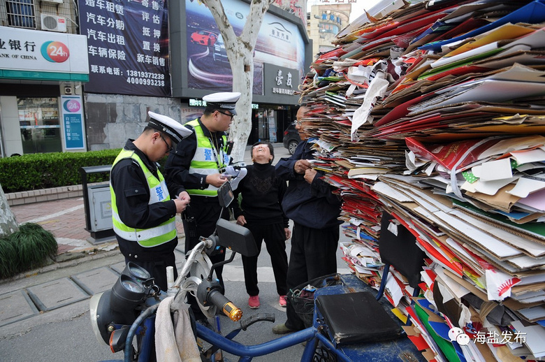 海盐人注意行人乱穿马路非机动车开上机动车道都会被罚钱