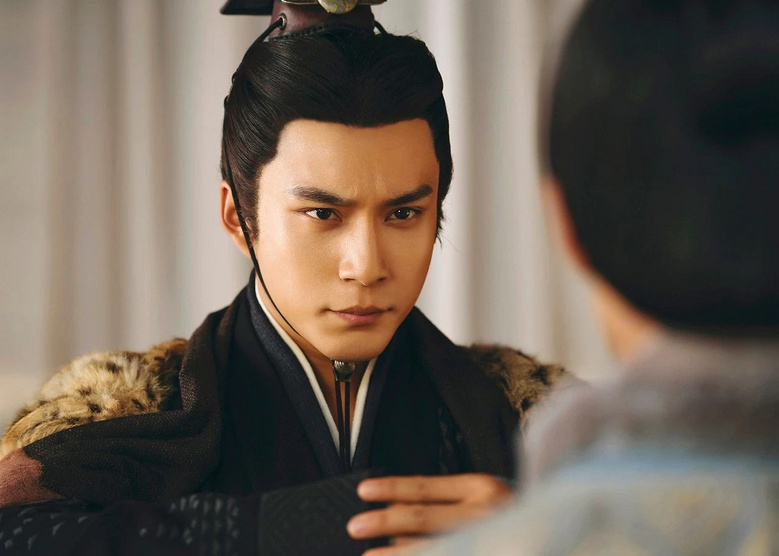 小奶狗皇帝碰上御姐皇后,却念念不忘小狼狗义兄