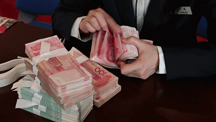 杭州一男子揣着100万元上了公交车下车后,钱不见了!