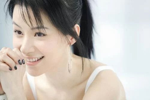 姚芊羽虽然不算倾国倾城的美人,但是她楚楚可人的气质当时也受到了不