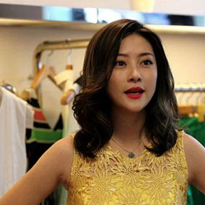 她是安吉的干妈受赵薇影响进入娱乐圈激吻到嘴肿