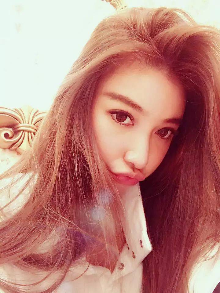 许维恩是台湾知名写真女神,外形亮丽,身材火辣,一双大长腿十分抢镜.