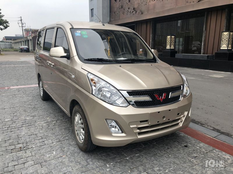 五菱荣光v 香槟金