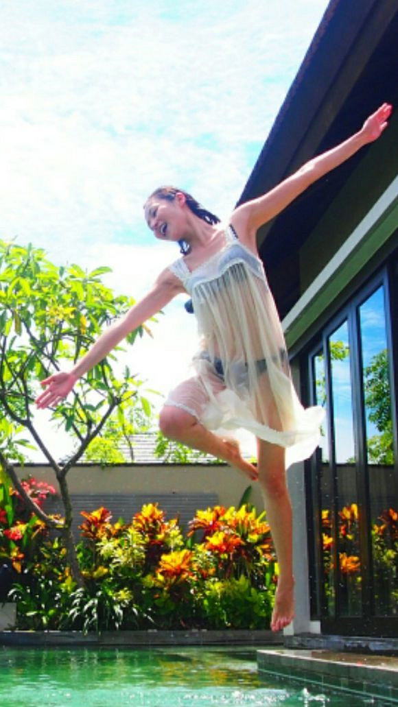 腿长107公分的马小玲已经47岁扮少女完全不违和