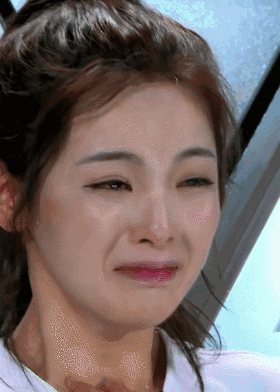 里还有一个小姐姐叫 杨超越,还没到她表演的时候,她就 又是哭又是笑