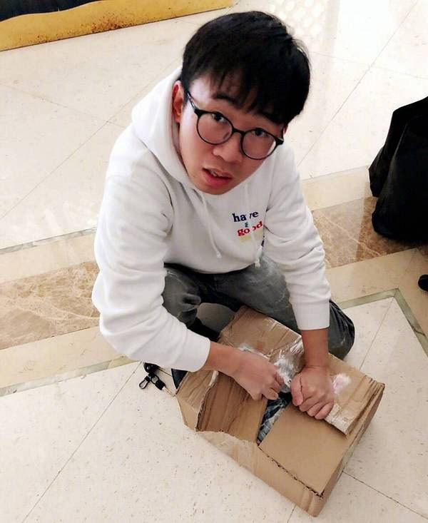 谢娜为杨迪庆生接连晒图 拆快递睡化妆间表情呆萌搞笑