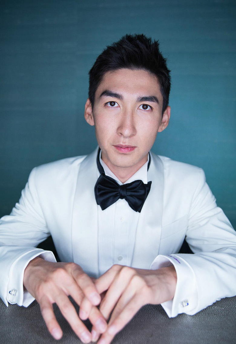 组图:武大靖晒帅气照 小酒窝长睫毛自称大白靖