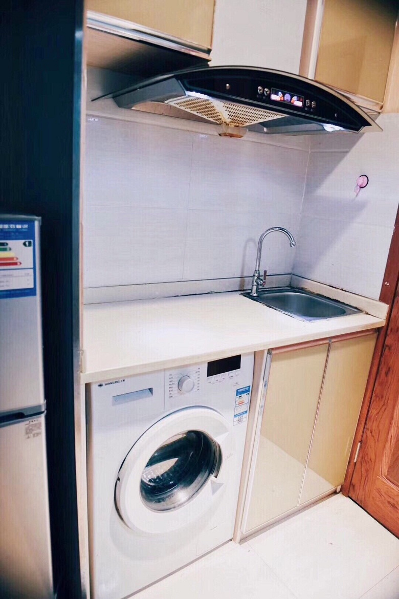 商城南路,汇德隆家电旁 独门独户,精装单身公寓