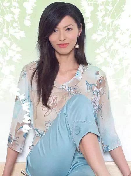 萧山19楼 娱乐开扒 帖子 1995年,滕丽名参加新秀歌唱大赛,获得第八名