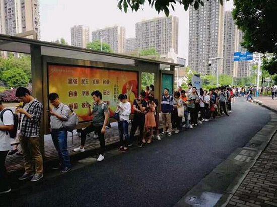 公交车站外有序排队