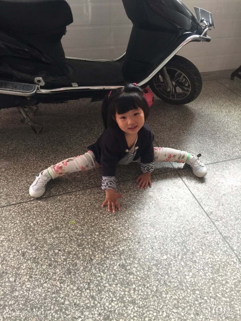 女汉子来了,一言不合就来劈个叉