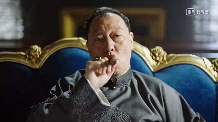专用大眼袋诠释皮笑肉不笑的倪大红