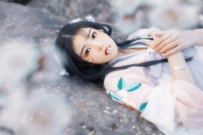 他是全身瘫痪被流放的废太子,唯有一个陪嫁丫