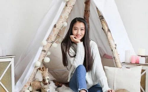 偶遇鹿晗关晓彤约会,女友去买咖啡,小鹿乖乖滴等着