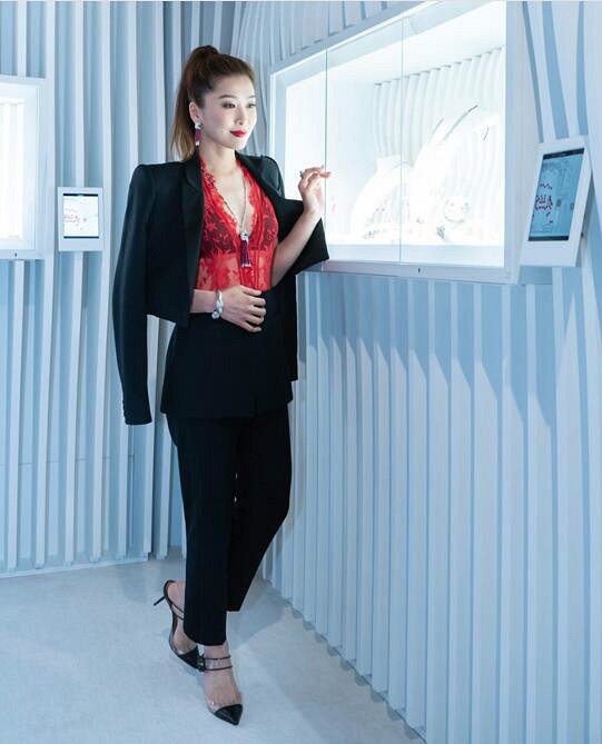 周丽淇出席活动气场全开 尽显ol知性女王范